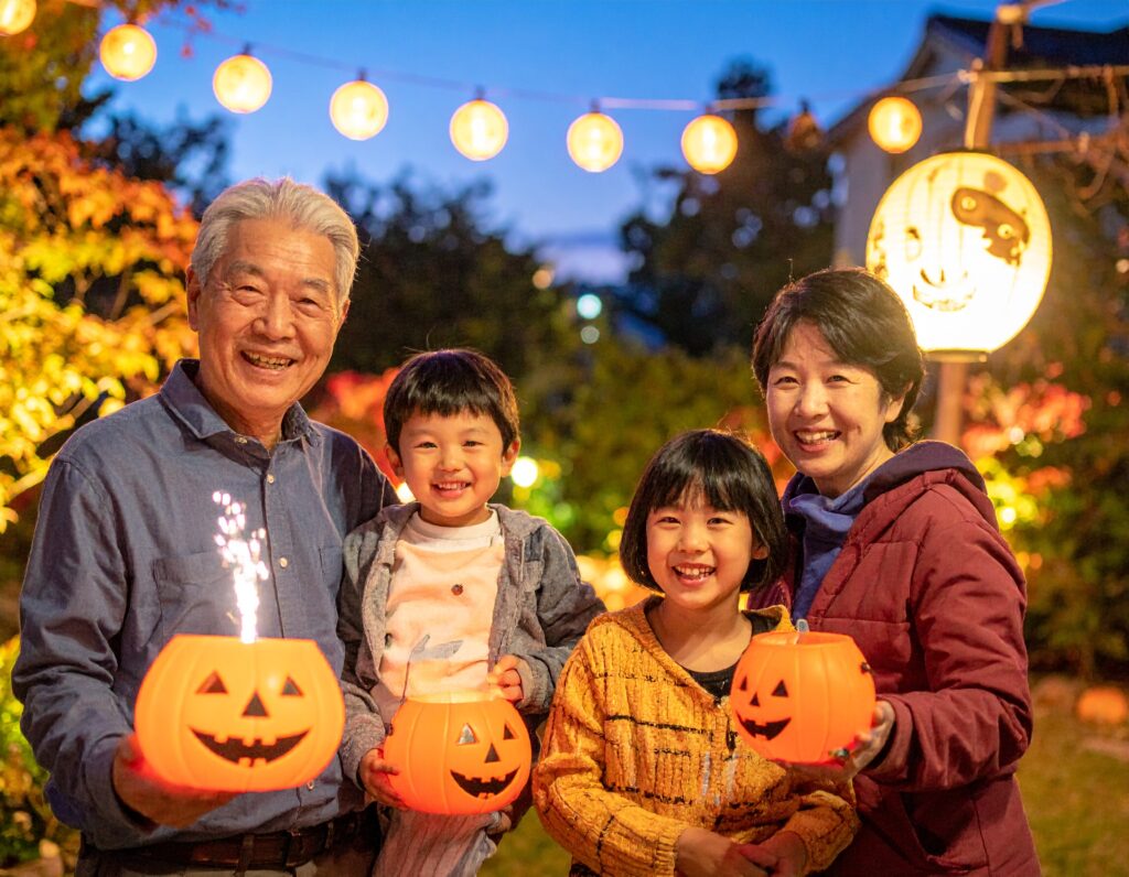 ハロウィン風の庭を楽しむ家族 孫 祖父母 御庭番.com